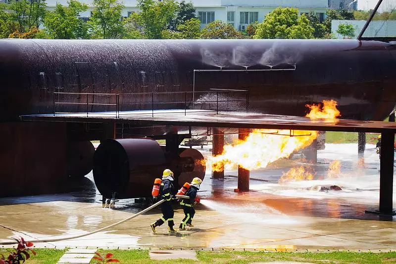 积极建立航空器真火实训系统，开展真火实战培训，有效提高民航消防应急救援能力