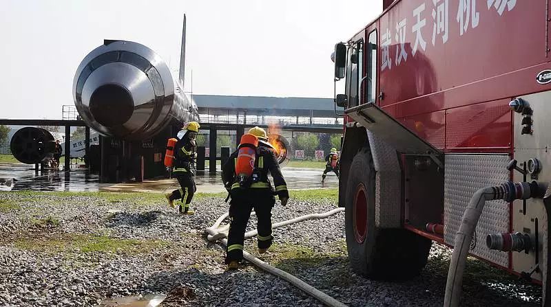 积极建立航空器真火实训系统，开展真火实战培训，有效提高民航消防应急救援能力